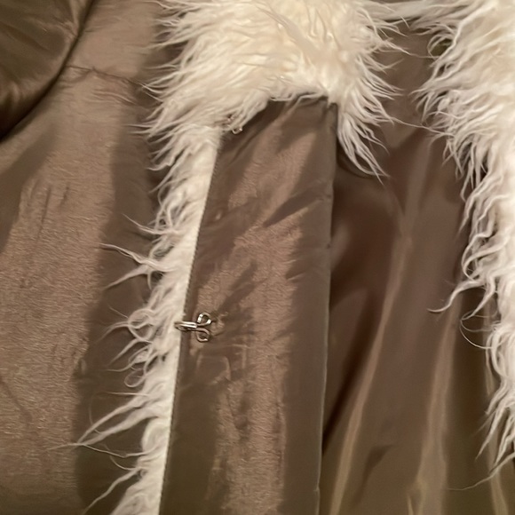 Beautiful Olive Green coat . Vintage style , cool , classic . - Picture 4 of 5